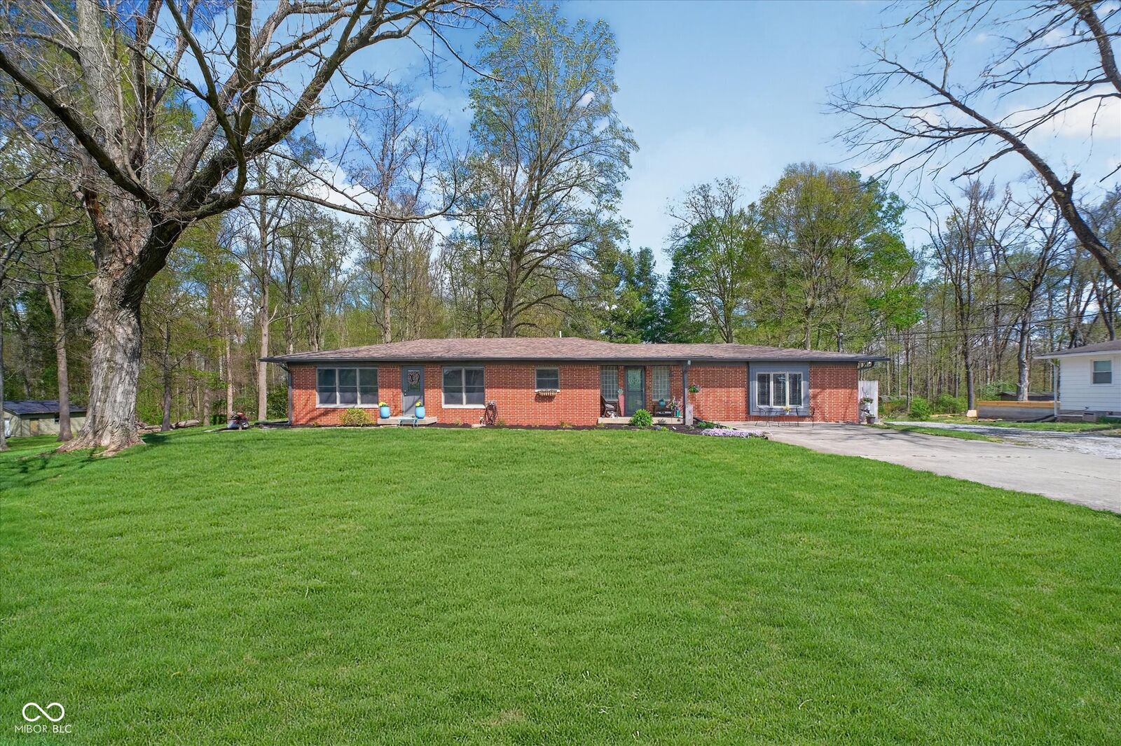 Property Photo: 3955 S Smokey Row Road IN 46143