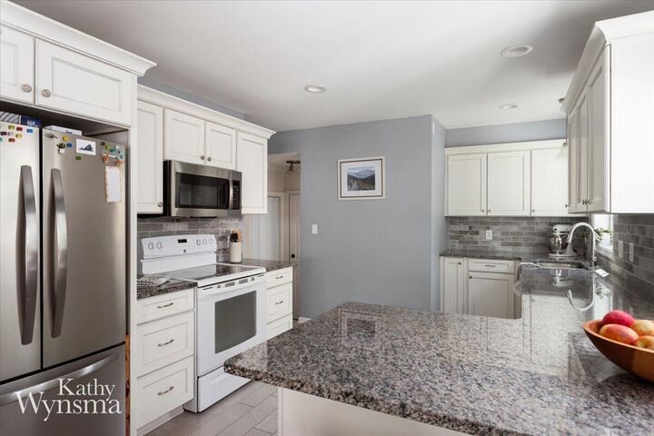 Property Photo: 2604 SE Richards Drive SE MI 49506