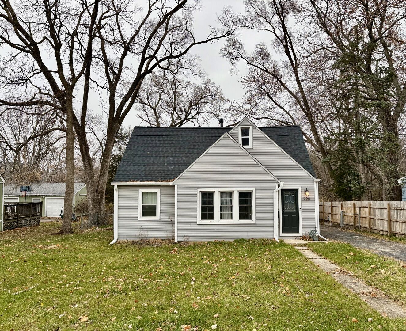 Property Photo:  724 Mohawk Drive  IL 60073 