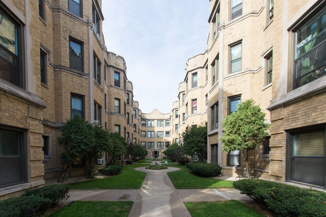 Property Photo: 4056 N Sheridan Road 2W IL 60613