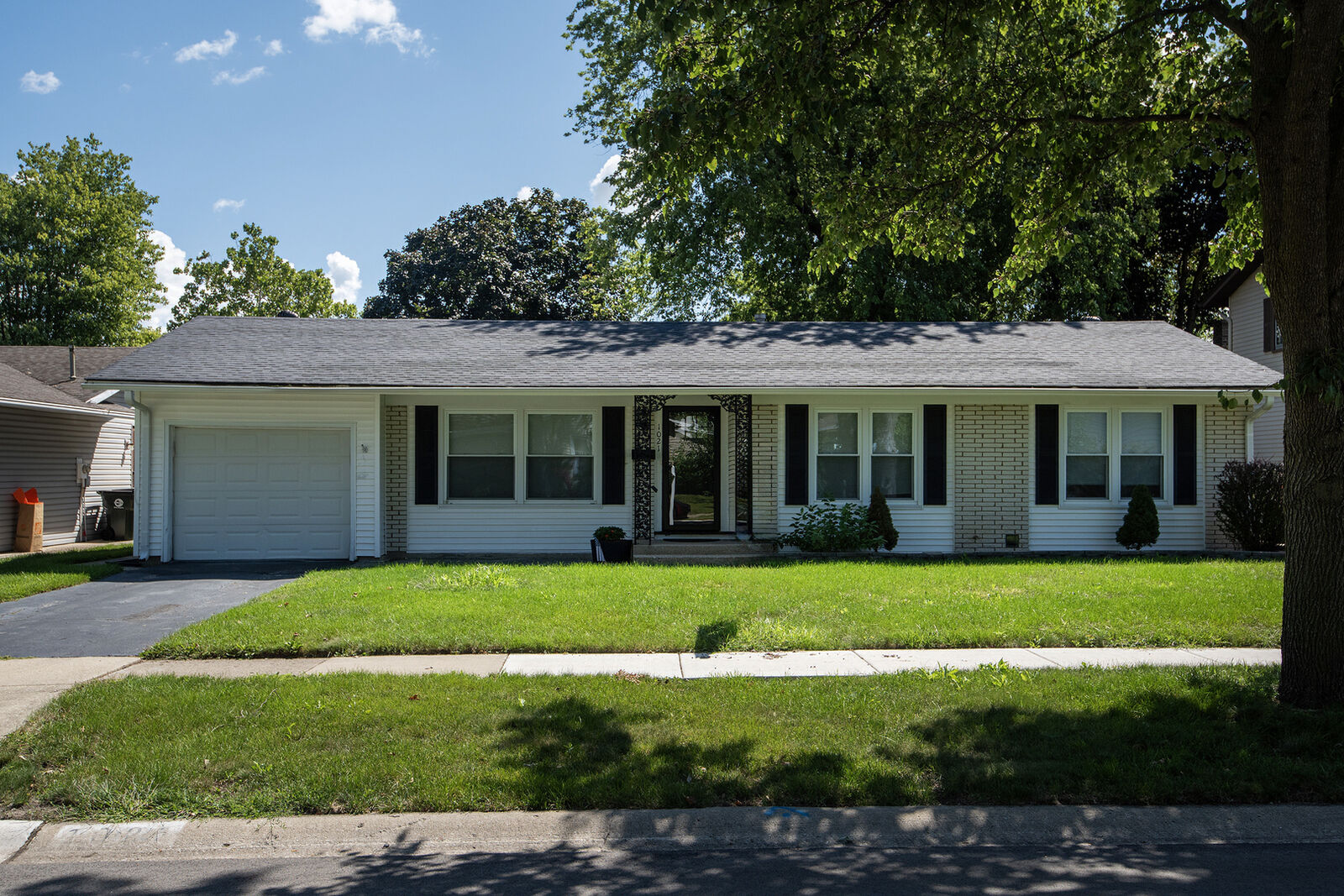 Property Photo:  1021 Lonsdale Road  IL 60007 