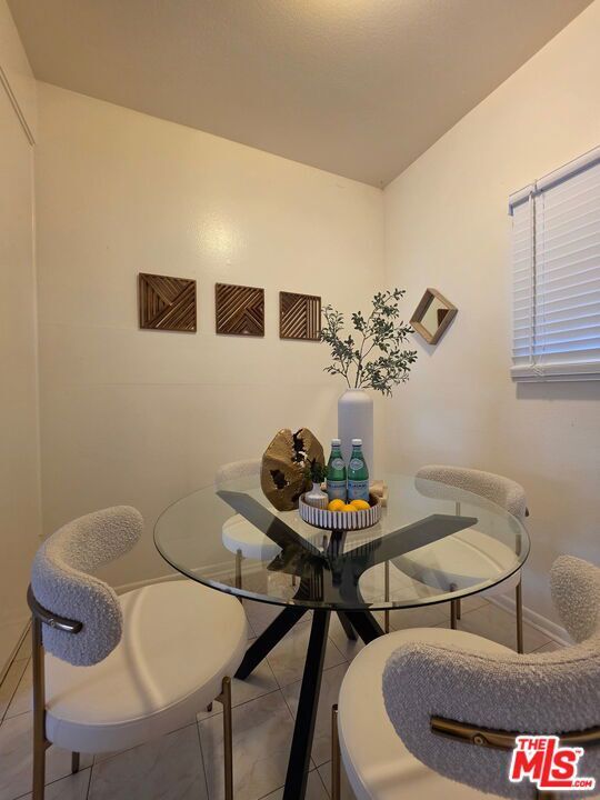 Property Photo:  431 S Kingsley Drive 205  CA 90020 