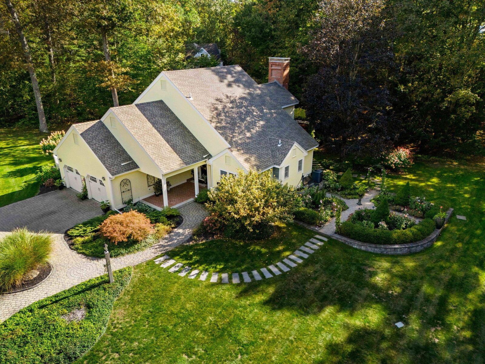 Property Photo:  33 Shipley Drive  NH 03049 