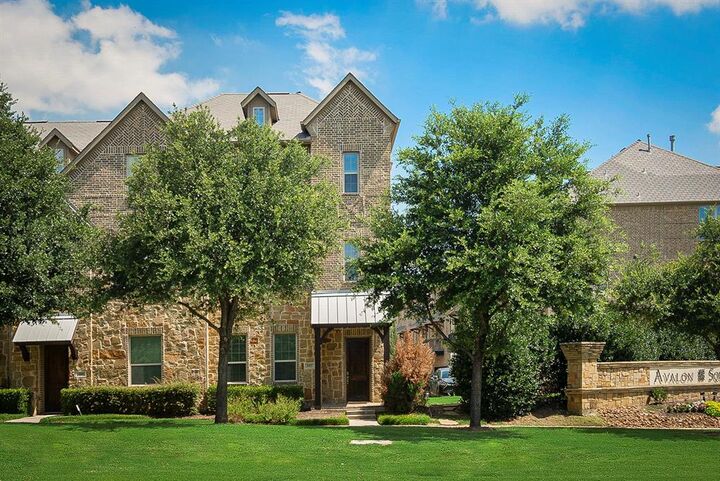 Property Photo:  503 W Royal Lane  TX 75039 