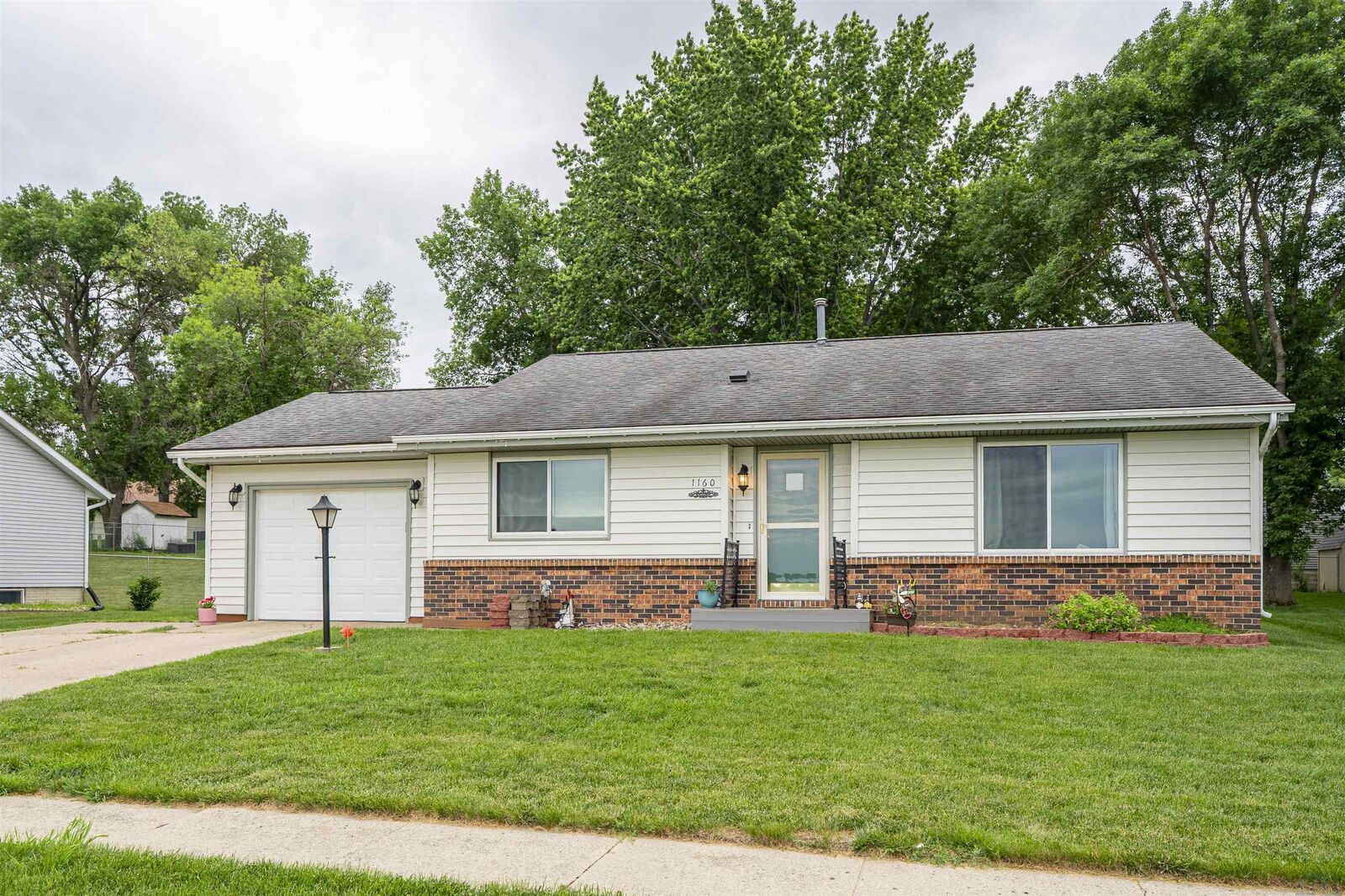 Property Photo:  1160 Plymouth St SE  IA 51031 