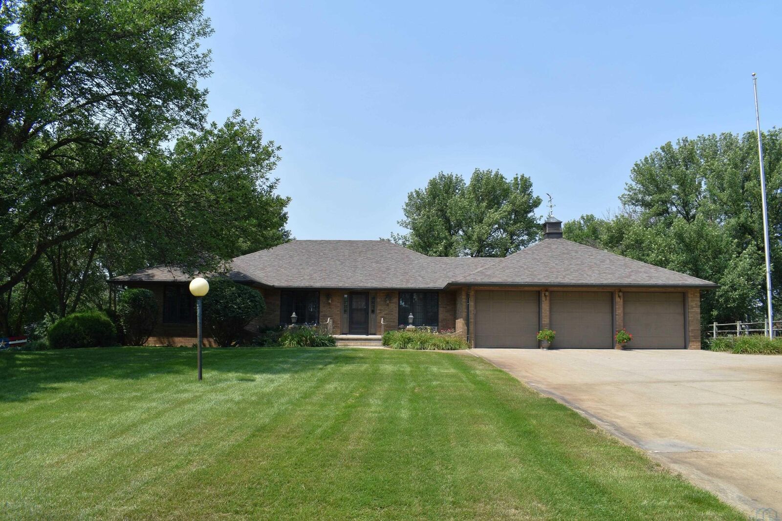 Property Photo:  4401 Old Lakeport Road  IA 51106 
