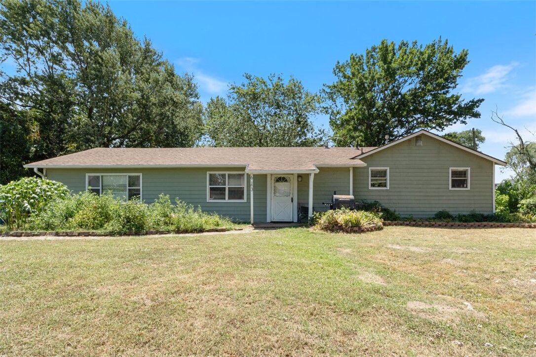 Property Photo: 613 W Arkansas Street AR 72734