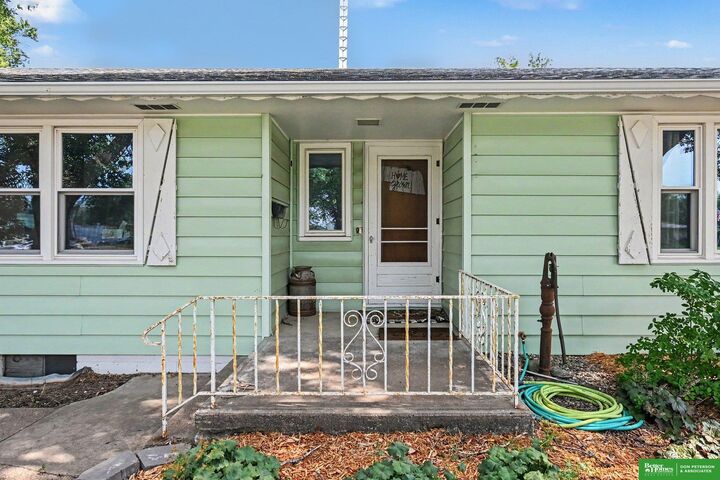 Property Photo: 1290 N 4th Street NE 68632