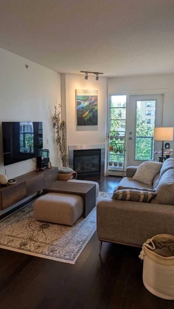Property Photo:  108 25 Avenue SW 402  AB T2S 0K9 