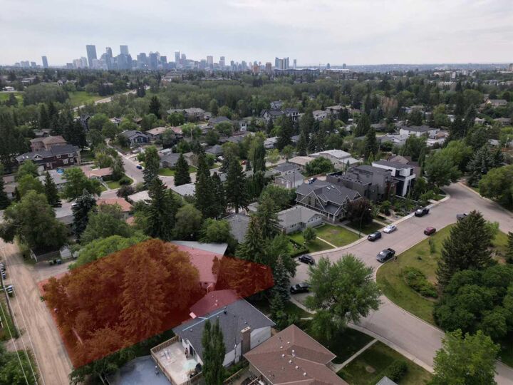 Property Photo: 14 Rosetree Crescent NW AB T2K 1M9