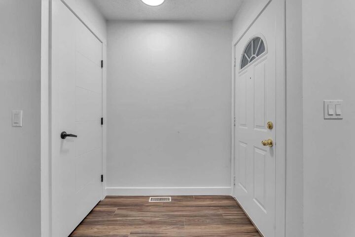 Property Photo:  429 Georgian Villas NE  AB T2A 7E3 