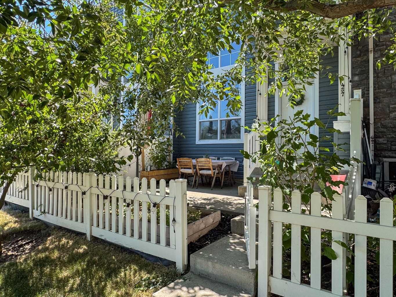 Property Photo:  457 Elgin Gardens SE  AB T2Z 4T8 