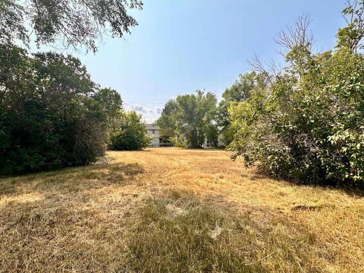Property Photo: 519 2 Avenue E AB T1R 0H6