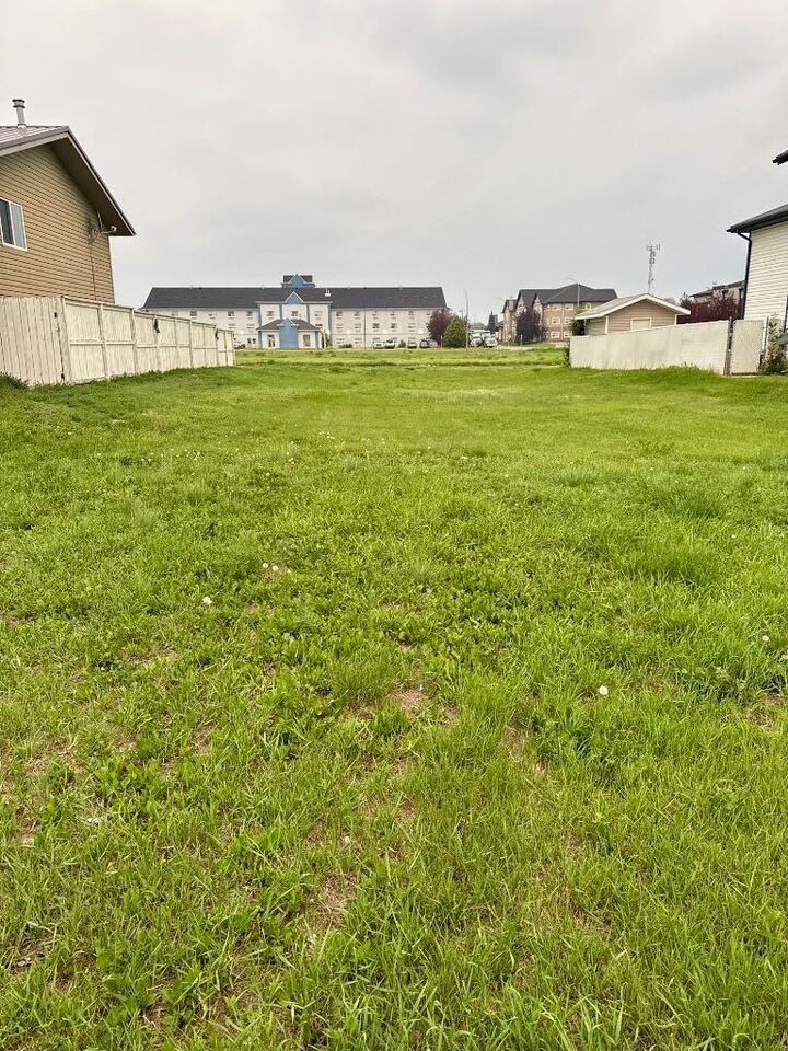 Property Photo:  132 Upland Avenue W  AB T1R 1M9 