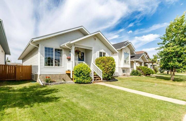 Property Photo:  172 Duckering Close  AB T4R 2Z4 