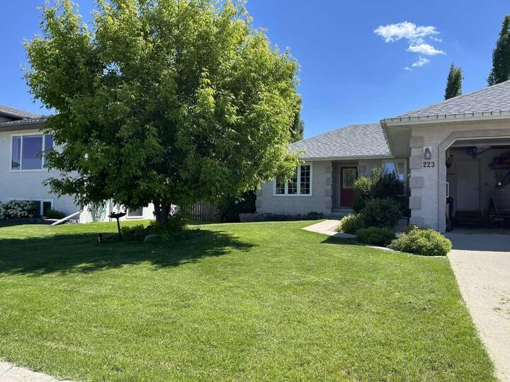 Property Photo:  223 10 Avenue NE  AB T0M 1X0 