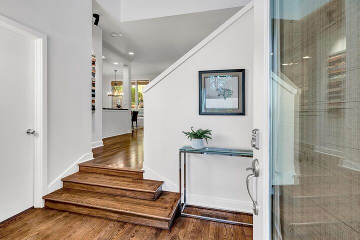 Property Photo:  604  Bellevue Way SE  WA 98004 