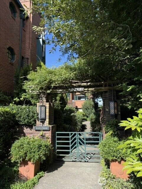 Property Photo:  2717  Franklin Avenue E 302  WA 98102 