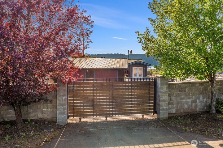 Property Photo:  26190 N Highway 101  WA 98548 