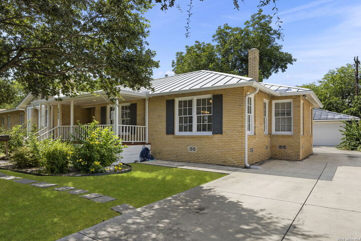Property Photo: 2423 W Summit Ave TX 78228
