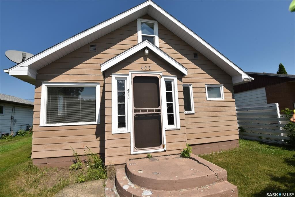 Property Photo:  403 2nd Street W  SK S0E 1E0 