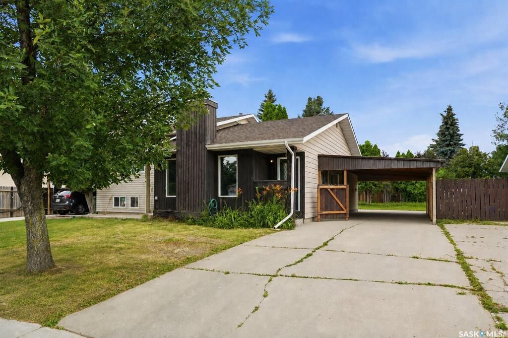 Property Photo: 1718 McKercher Drive SK S7H 5E2