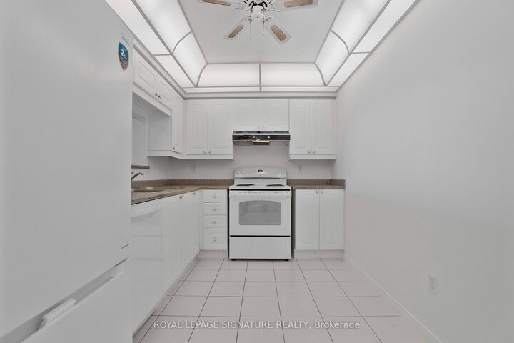 Property Photo: 11 Townsgate Drive 1410 ON L4J 8G4