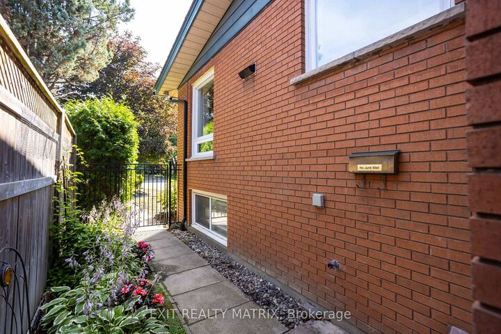 2064 St Laurent Boulevard — photo 1