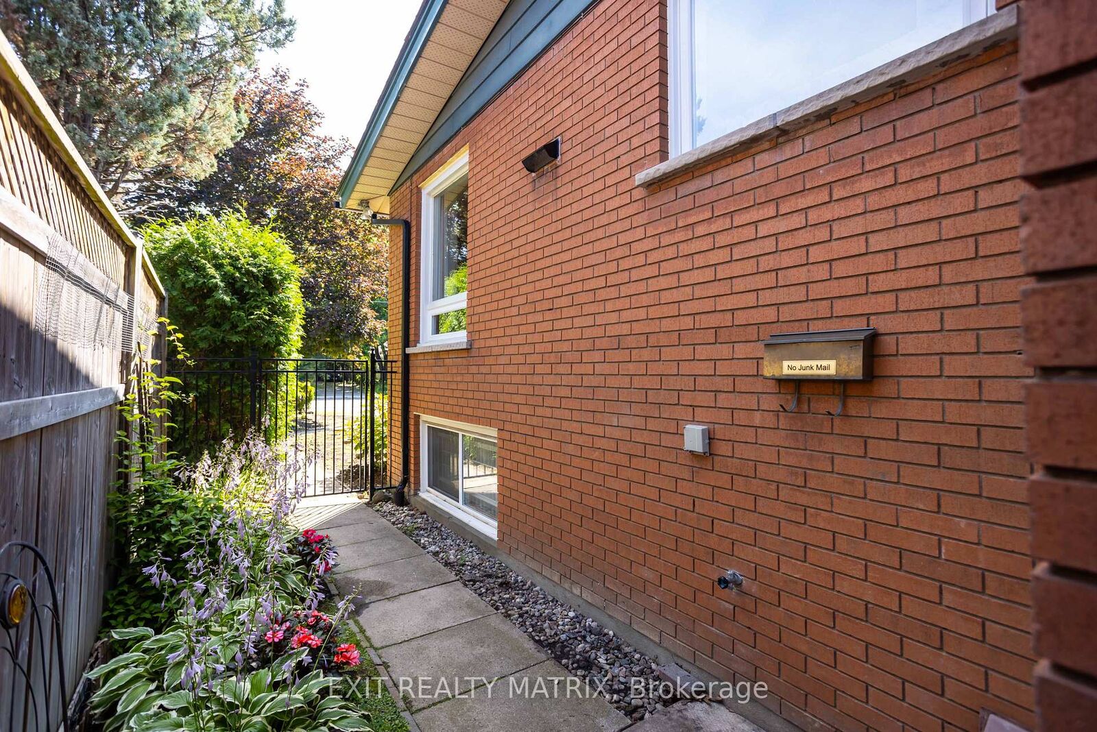Property Photo:  2064 St Laurent Boulevard  ON K1G 1A9 
