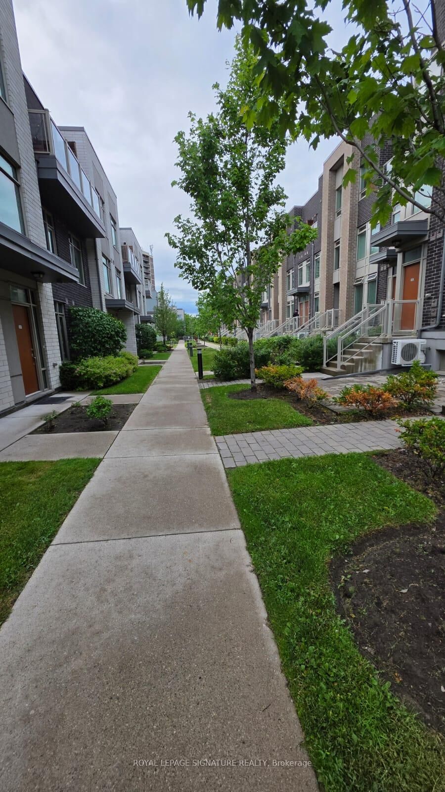 Photo de la propriété:  11 Applewood Lane 120  ON M9C 0C1 