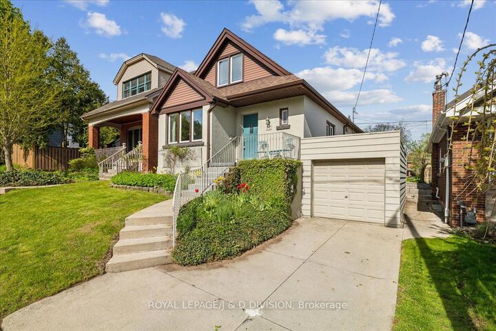 Property Photo: 32 Miles Court ON L8P 4G6