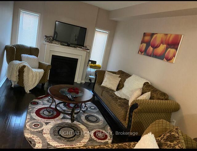 Property Photo: 530 Lolita Gardens 1704 ON L5A 3T2