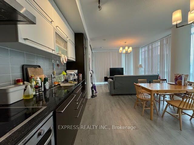 Property Photo:  770 Bay Street 912 Br 2  ON M5G 0A6 