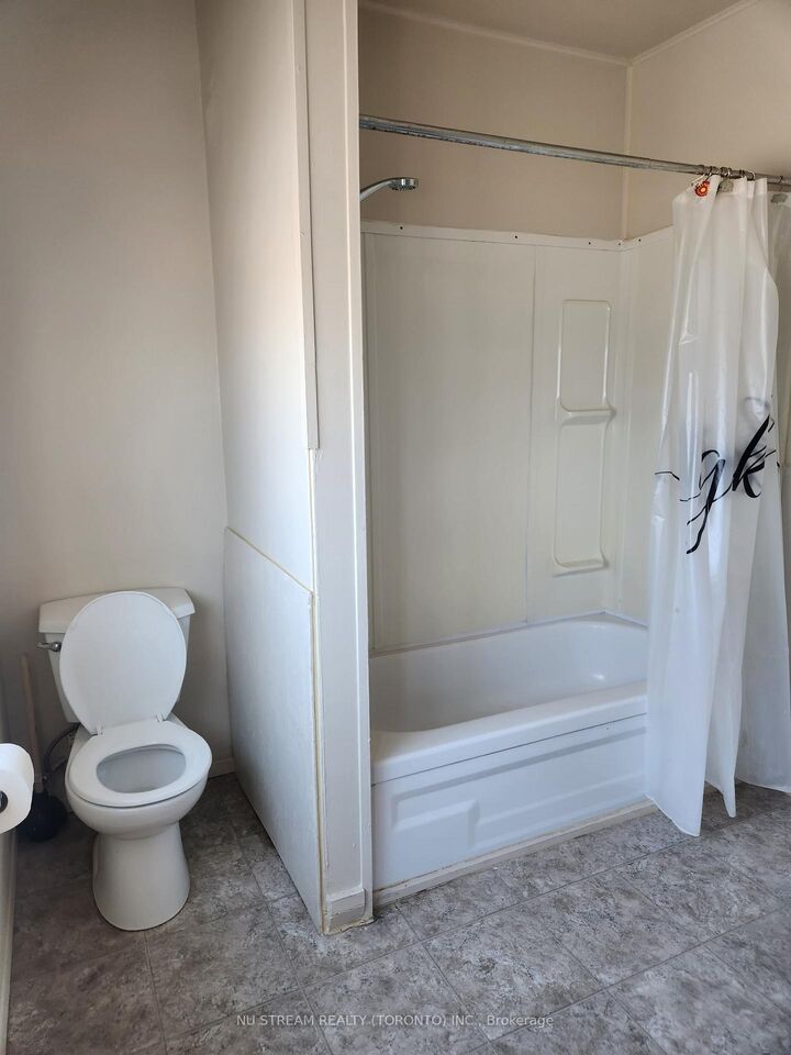 Property Photo:  5696 Buchanan Avenue Upper  ON L2G 3V1 
