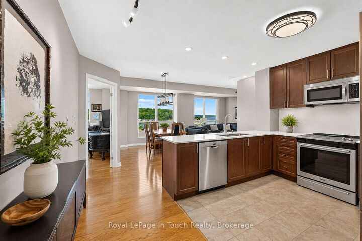 Property Photo: 699 Aberdeen Boulevard 501 ON L4R 5P2