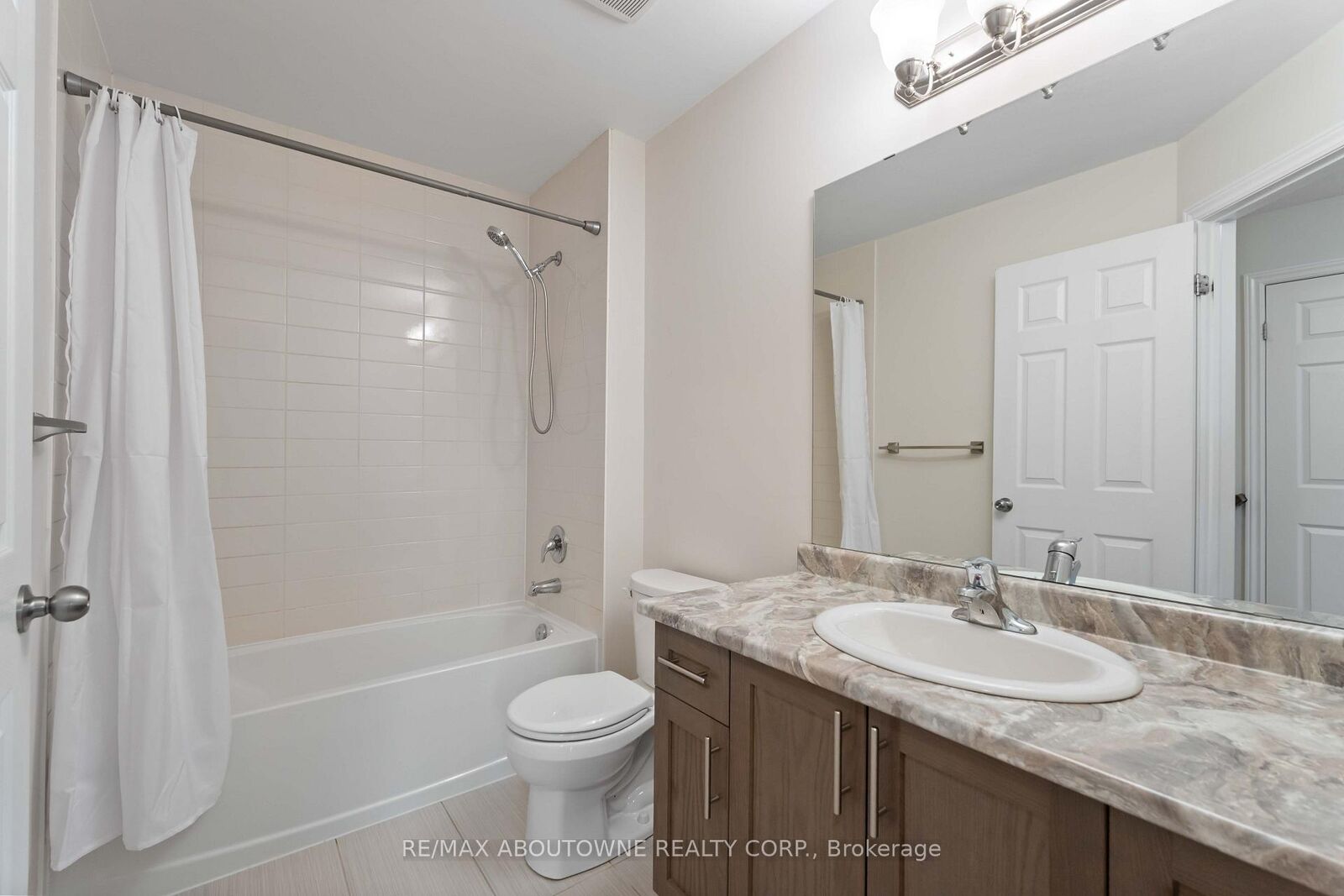 Property Photo:  219 Dundas Street E 27  ON L0R 2C9 