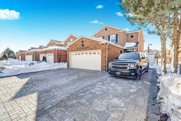 Property Photo:  32 Lansbury Drive Bsmt  ON M1V 3H6 