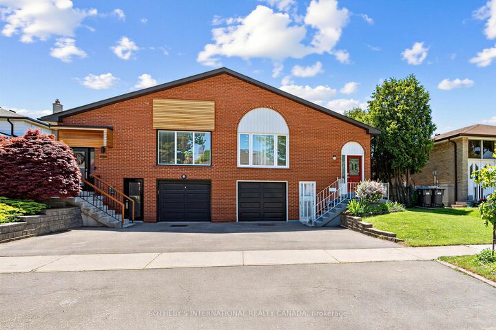 Property Photo: 496 Fendalton Street ON L5B 2L9