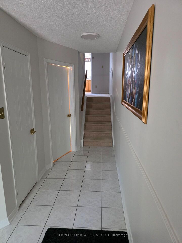 Property Photo: 9 Stornwood Court 9 ON L6W 4H5