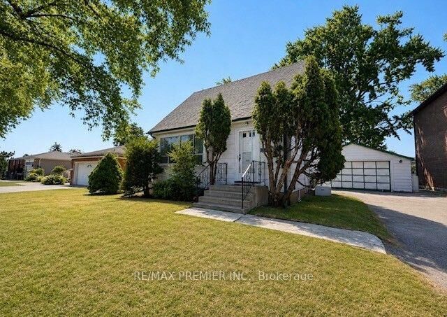Property Photo:  21 Aura Lea Boulevard  ON M9M 1K2 
