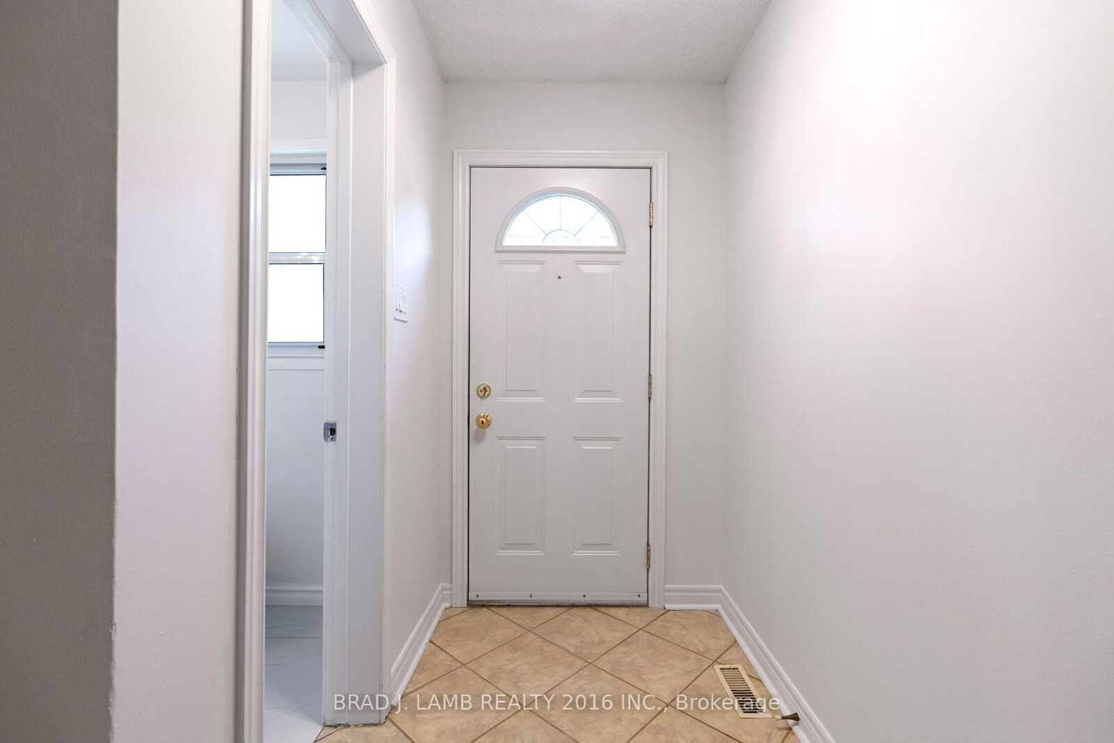 Property Photo: 405 Hyacinthe Boulevard Th#12 ON L5A 3N1
