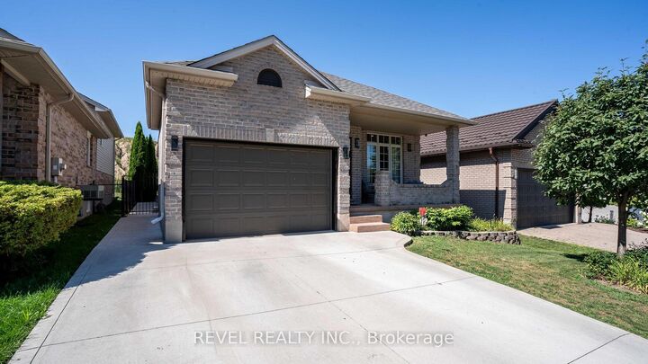 Property Photo:  857 Cresthaven Crescent  ON N6K 4W4 