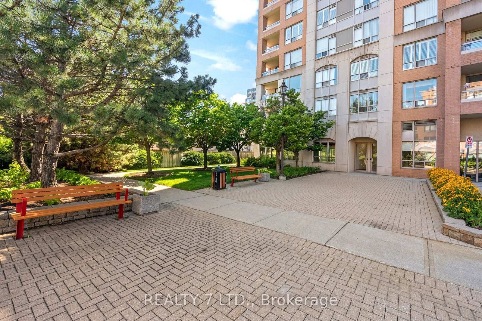 Property Photo: 9 Northern Heights Drive 216 ON L4B 4M5