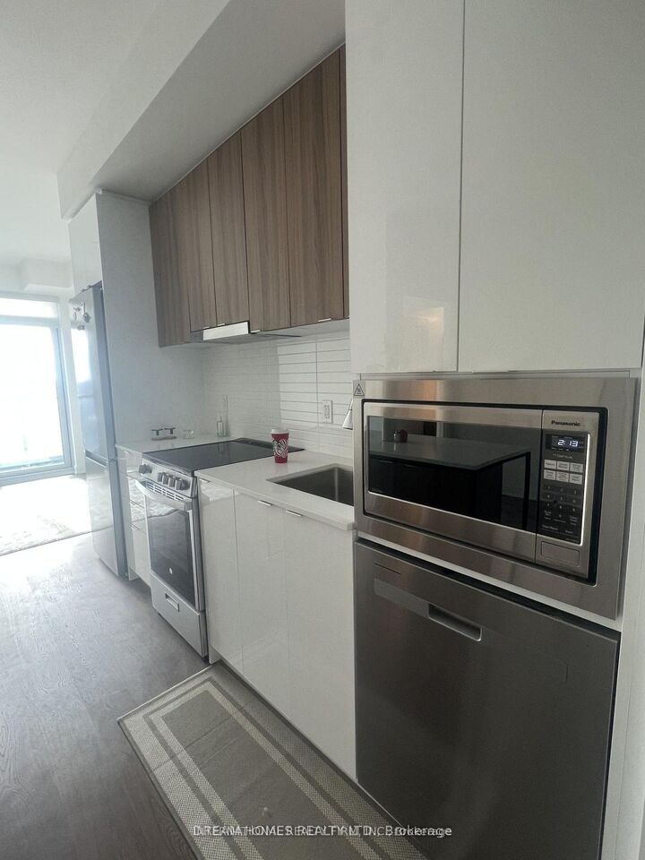 Property Photo: 30 Upper Mall Way 3303 ON L4J 0L7