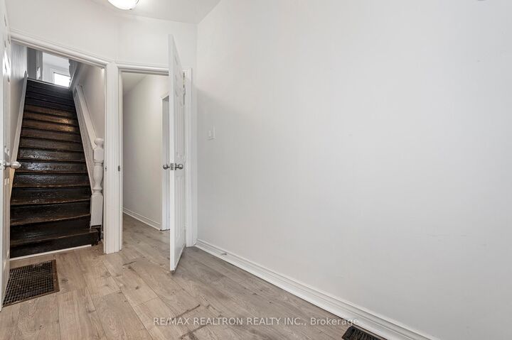 1000 Dundas Street W — photo 1