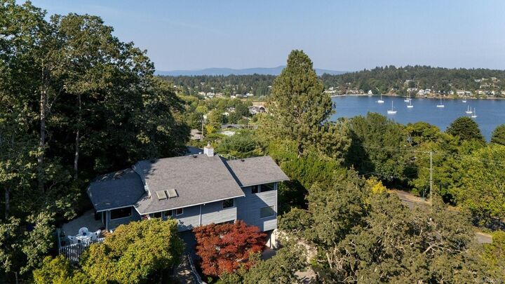 3656 Cadboro Bay Rd — photo 1