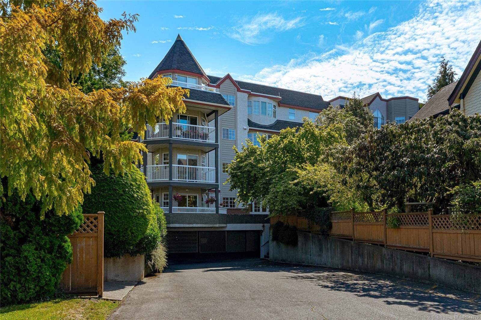 Property Photo:  1220 Fort St #101  BC V8V 3L2 