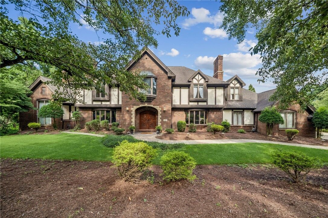 Property Photo:  326 Red Oak Ct  PA 15146 