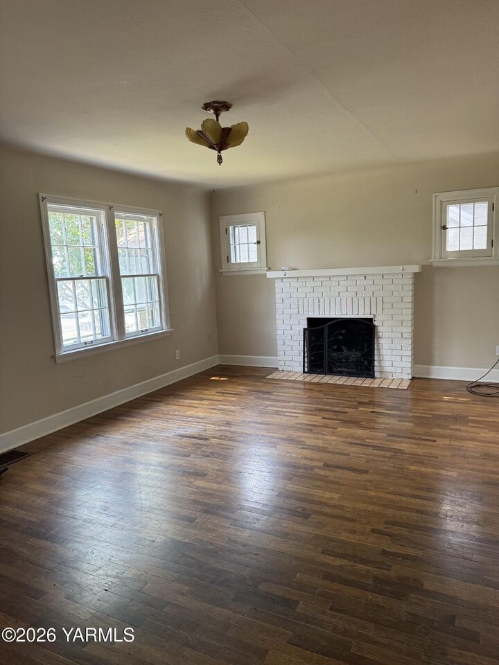 Property Photo: 618 S 17th Ave WA 98902