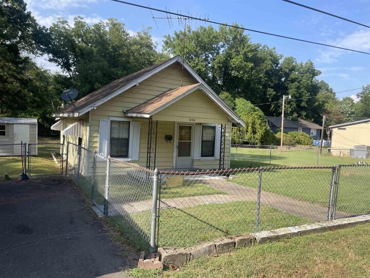 Property Photo:  606 W Bennett Street  AR 72110 